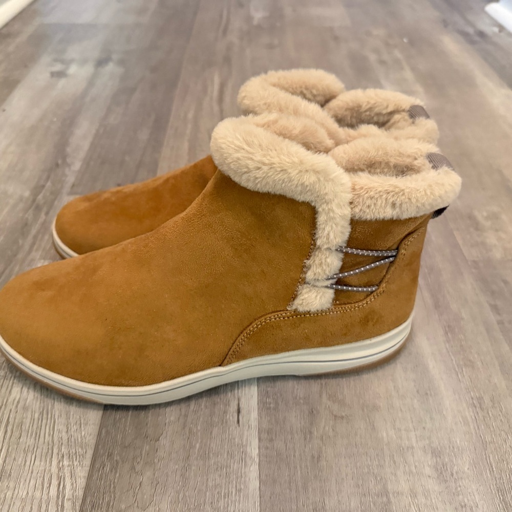 Clarks Tan Ankle Boots with Cream Fur Lining - Picture 2 of 4